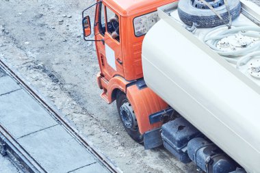 Kamu alanının yeniden inşası için açık havada ağır inşaat makineleri.