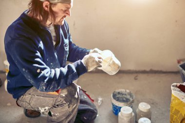 Tadilat sırasında boyayı karıştıran işçiler.