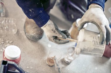 Tadilat sırasında boyayı karıştıran işçiler.