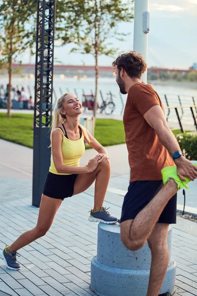 Young Adult Sporty Couple Working Out Outdoors Urban Surroundings — Stock Photo, Image