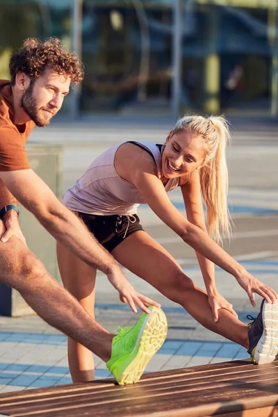 Jovem Adulto Casal Desportivo Trabalhando Livre Ambiente Urbano — Fotografia de Stock