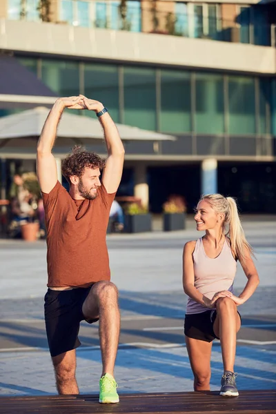 Jovem Adulto Casal Desportivo Trabalhando Livre Ambiente Urbano — Fotografia de Stock