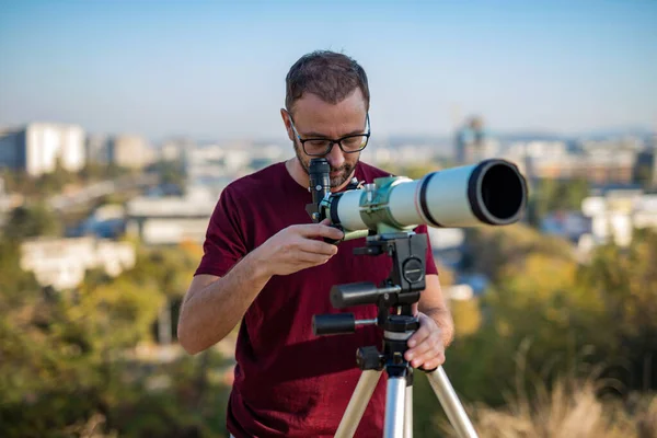 Amateurastronom Blickt Mit Teleskop Den Himmel — Stockfoto