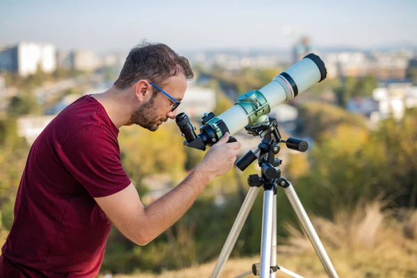 Amateurastronom Blickt Mit Teleskop Den Himmel — Stockfoto