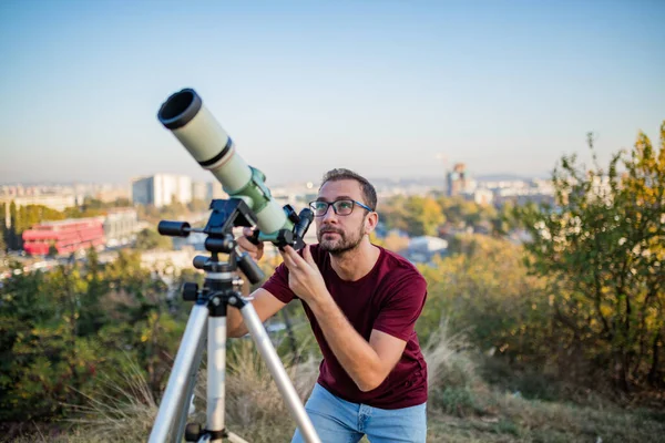 Amateurastronom Blickt Mit Teleskop Den Himmel — Stockfoto