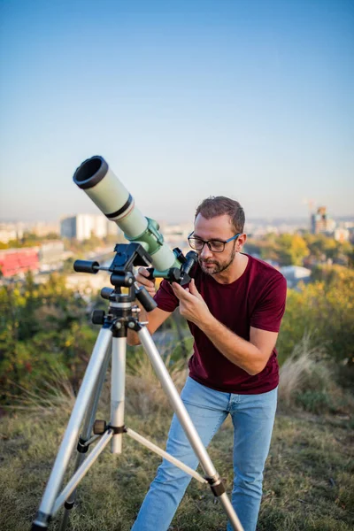 Amatör Astronom Teleskopla Gökyüzüne Bakıyor — Stok fotoğraf