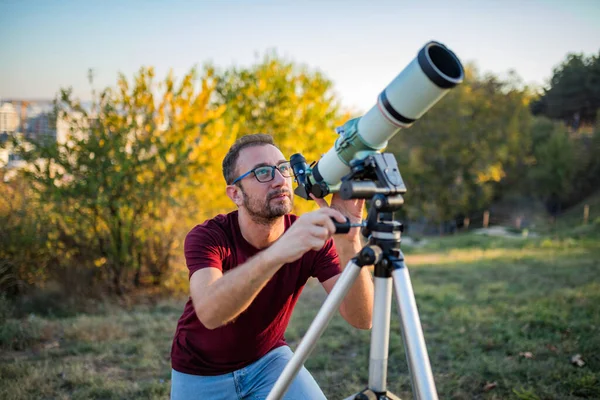 Amatör Astronom Teleskopla Gökyüzüne Bakıyor — Stok fotoğraf