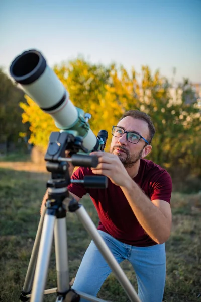 Amatör Astronom Teleskopla Gökyüzüne Bakıyor — Stok fotoğraf