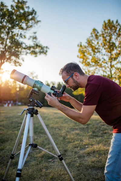 Amateurastronom Blickt Mit Teleskop Den Himmel — Stockfoto