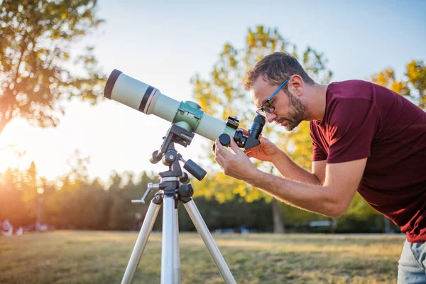 Amateurastronom Blickt Mit Teleskop Den Himmel — Stockfoto