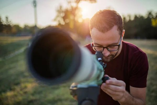 Amateurastronom Blickt Mit Teleskop Den Himmel — Stockfoto