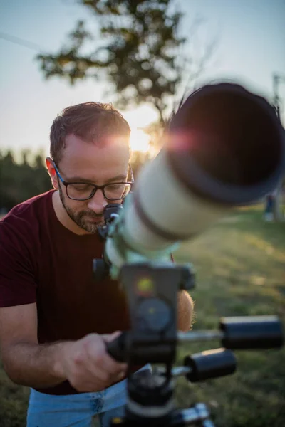 Astronomo Dilettante Che Guarda Cielo Con Telescopio — Foto Stock