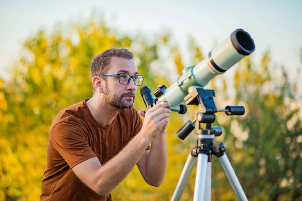 Amatör Astronom Teleskopla Gökyüzüne Bakıyor — Stok fotoğraf