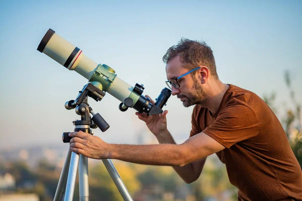 Amateurastronom Blickt Mit Teleskop Den Himmel — Stockfoto