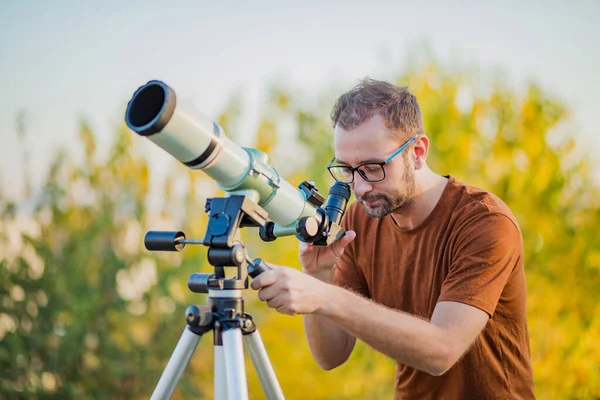 Astronomo Dilettante Che Guarda Cielo Con Telescopio — Foto Stock