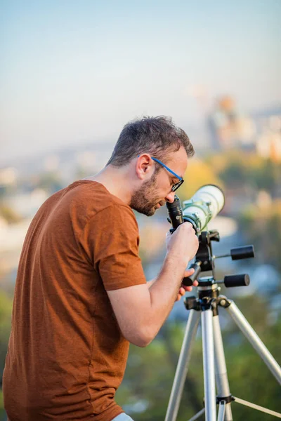 Amatör Astronom Teleskopla Gökyüzüne Bakıyor — Stok fotoğraf