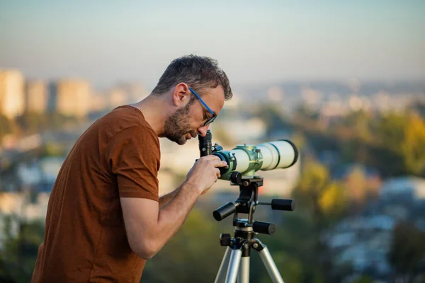 Astronomo Dilettante Che Guarda Cielo Con Telescopio — Foto Stock