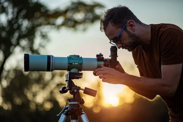 Amatör Astronom Teleskopla Gökyüzüne Bakıyor — Stok fotoğraf