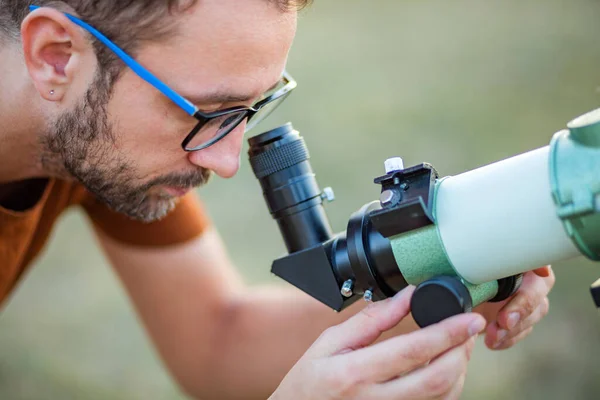 Amateurastronom Blickt Mit Teleskop Den Himmel — Stockfoto