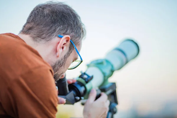 Amateurastronom Blickt Mit Teleskop Den Himmel — Stockfoto