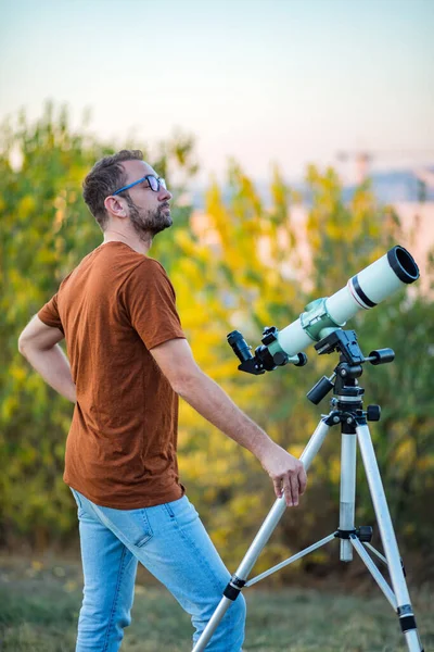 Amateurastronom Blickt Mit Teleskop Den Himmel — Stockfoto