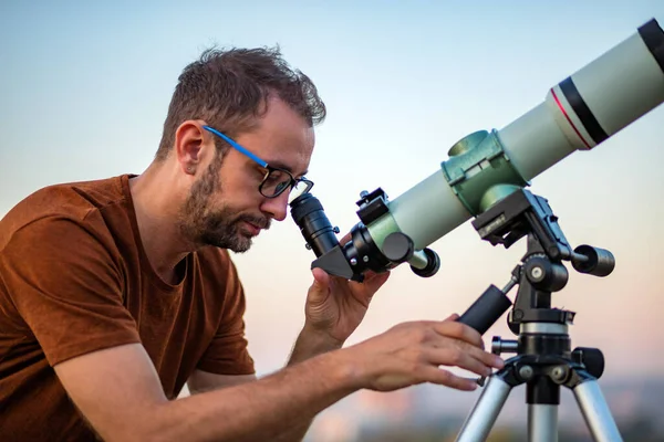 Amateurastronom Blickt Mit Teleskop Den Himmel — Stockfoto