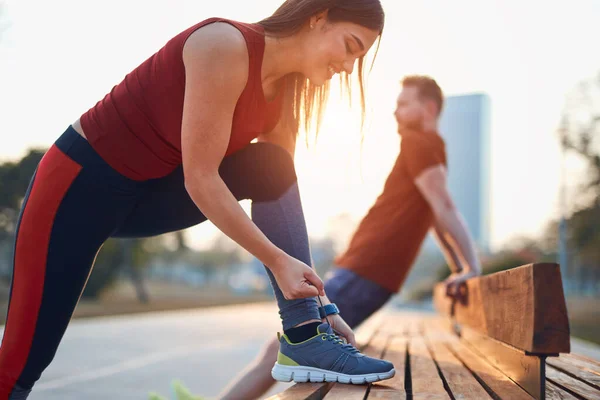 Dois Jovens Desportista Homem Mulher Exercendo Parque Urbano — Fotografia de Stock