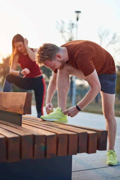 Dois Jovens Desportista Homem Mulher Exercendo Parque Urbano — Fotografia de Stock