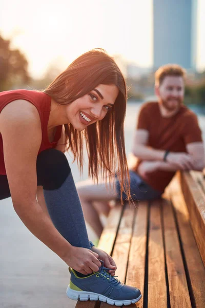 Dois Jovens Desportista Homem Mulher Exercendo Parque Urbano — Fotografia de Stock