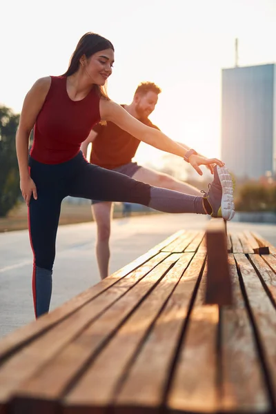 Dos Jóvenes Deportistas Haciendo Ejercicio Parque Urbano — Foto de Stock