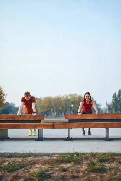 Dos Jóvenes Deportistas Haciendo Ejercicio Parque Urbano — Foto de Stock