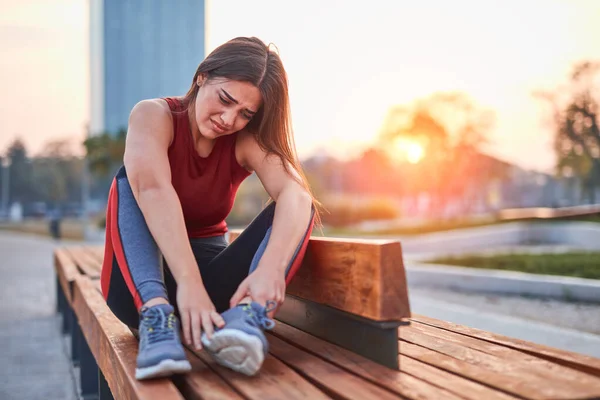 Joven Deportista Con Dolor Lesión Durante Ejercicio Trotar Parque — Foto de Stock