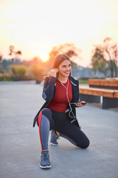 Moderna Giovane Donna Con Cellulare Fare Pausa Durante Jogging Esercizio — Foto Stock