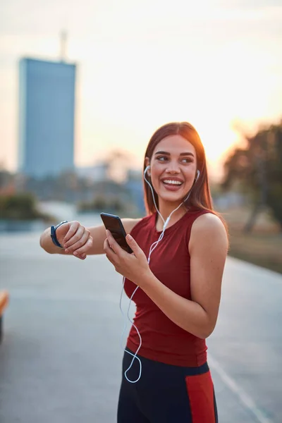 Moderne Jonge Vrouw Met Mobiele Telefoon Maken Pauze Tijdens Joggen — Stockfoto