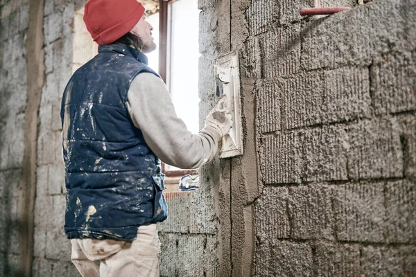 Echte Bouwvakker Werkt Aan Een Muur Het Nieuwe Huis — Stockfoto