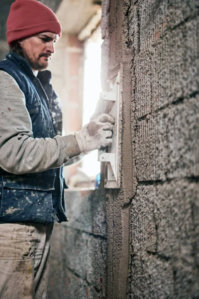 Reale Operaio Edile Che Lavora Muro All Interno Della Nuova — Foto Stock