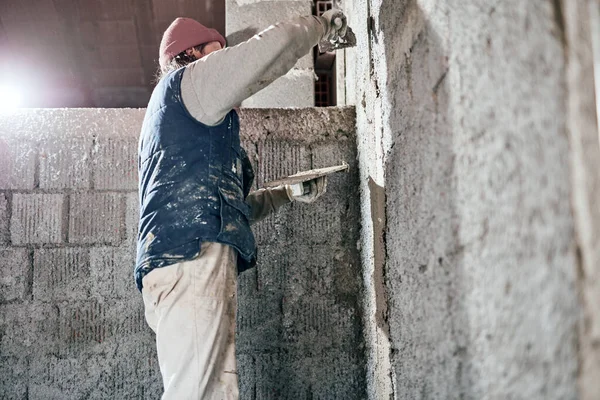 Véritable Ouvrier Construction Travaillant Sur Mur Intérieur Nouvelle Maison — Photo