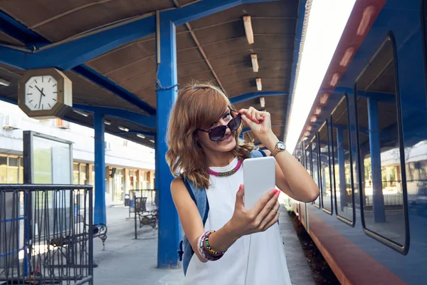 Γυναίκα Που Χρησιμοποιεί Κινητό Σιδηροδρομικό Σταθμό — Φωτογραφία Αρχείου