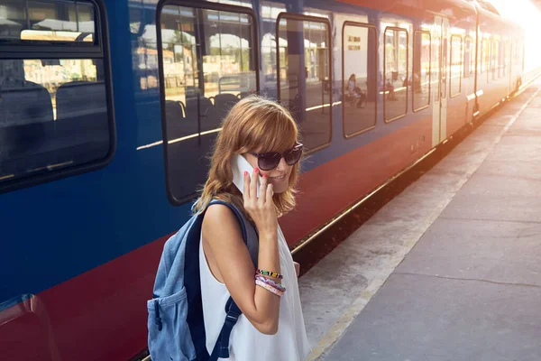 Γυναίκα Που Χρησιμοποιεί Κινητό Σιδηροδρομικό Σταθμό — Φωτογραφία Αρχείου