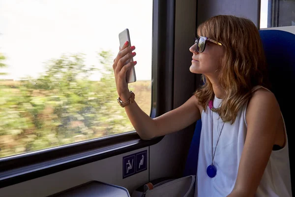 Γυναίκα Ιππασία Ένα Τρένο Μετρό Βαγόνι Και Χρήση Κινητών Τηλεφώνων — Φωτογραφία Αρχείου