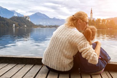 Anne ve kızı gölde iyi vakit geçiriyorlar..