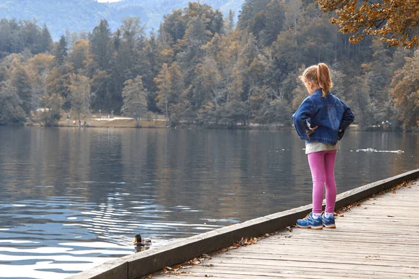 Pequena Menina Solitária Emoção Ansiosa Livre — Fotografia de Stock