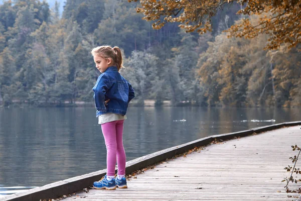 Kleines Einsames Mädchen Ängstlicher Emotion Freien — Stockfoto