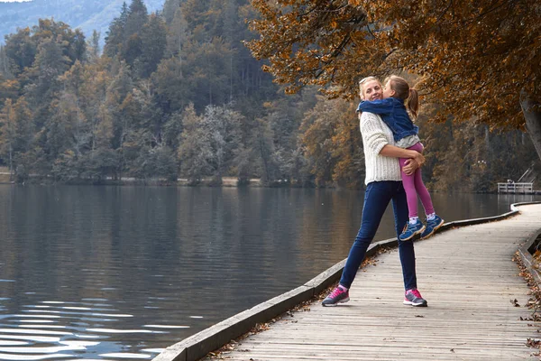 Mutter Und Tochter Amüsieren Sich Auf Einem See — Stockfoto
