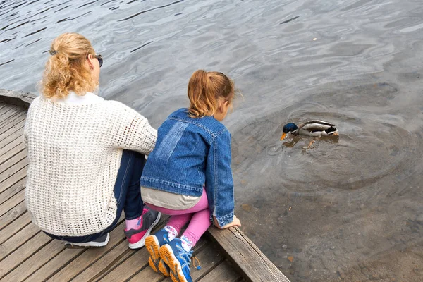 Mutter Und Tochter Füttern Ente See — Stockfoto