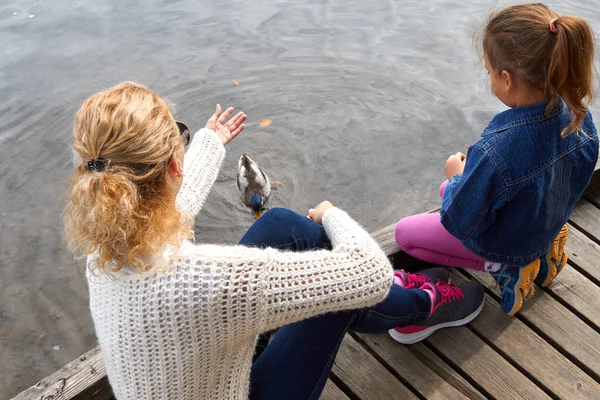 Mutter Und Tochter Füttern Ente See — Stockfoto