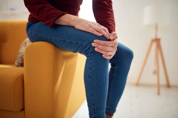 Mujer Con Dolor Rodilla Articulaciones Casa — Foto de Stock