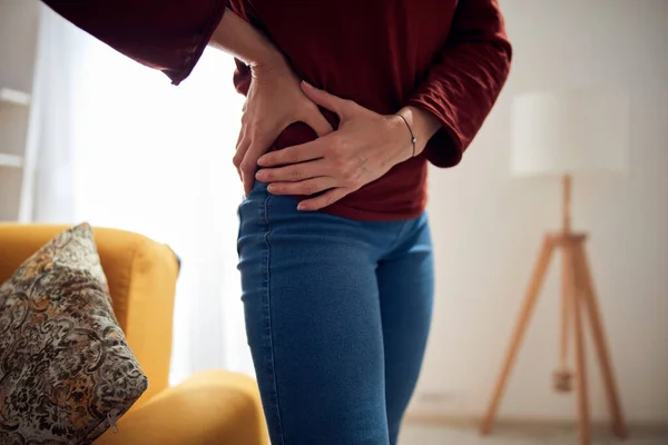 Mujer Con Fuerte Dolor Cadera Casa —  Fotos de Stock