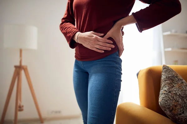 自宅で強い腰の痛みを持つ女性 — ストック写真