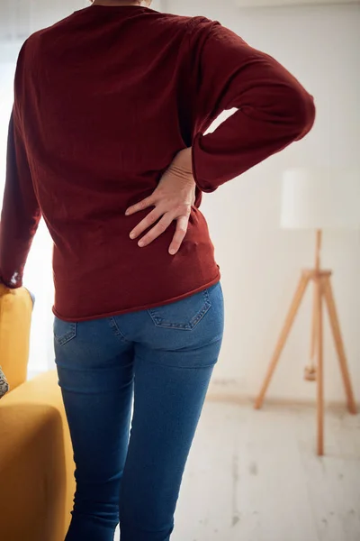 Vrouw Met Rug Heuppijn Thuis — Stockfoto